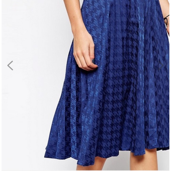 Liquorish Pleated Midi Skirt in Dogtooth - Picture 3 of 6